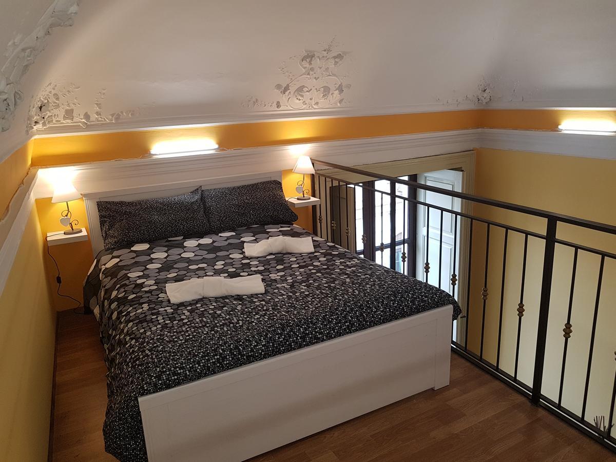 Habitación con cama grande y balcón